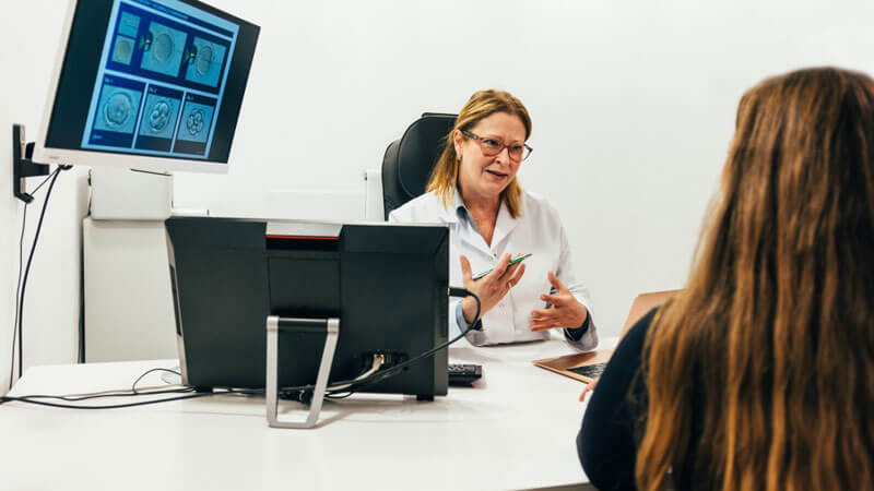 Doctora Grether Pérez en consulta de fertilidad