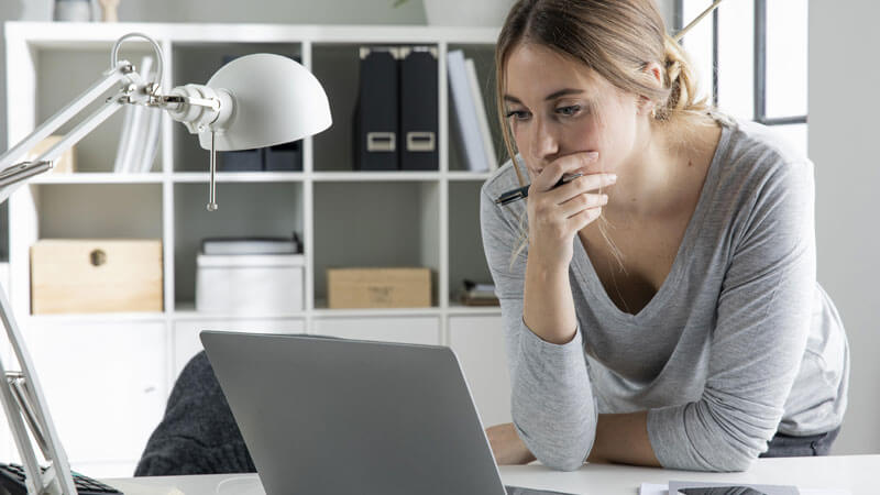 Mujer eligiendo clínica de fertilidad