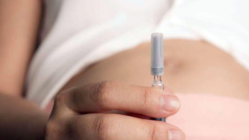 Mujer realizándose una estimulación ovárica