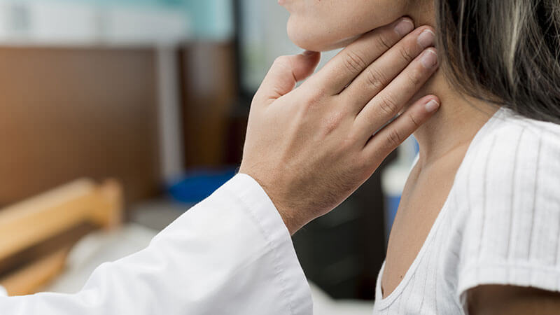 Mujer con hipotiroidismo en consulta de fertilidad
