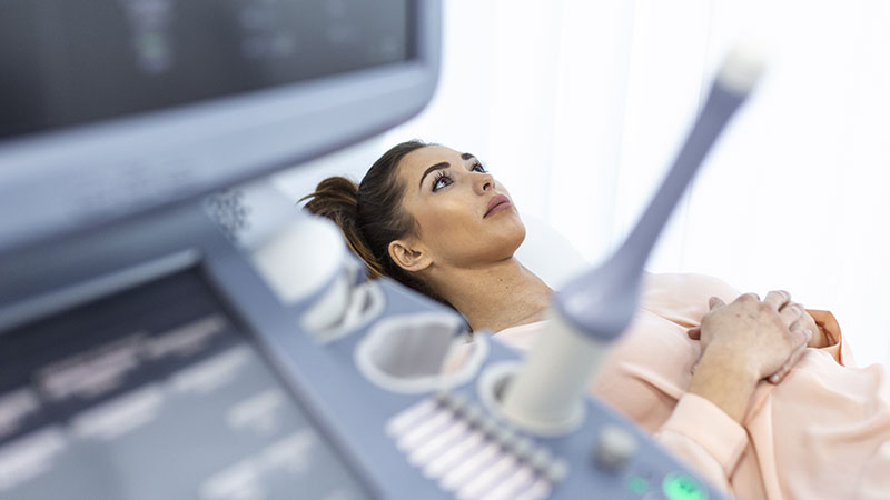 Mujer en consulta Gaia realizándose una histerosonografía