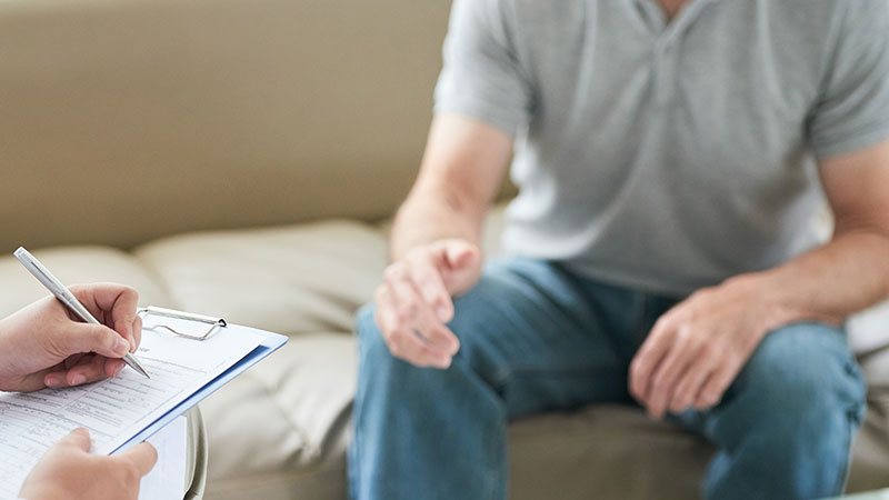 Hombre realizándose pruebas de fertilidad masculina