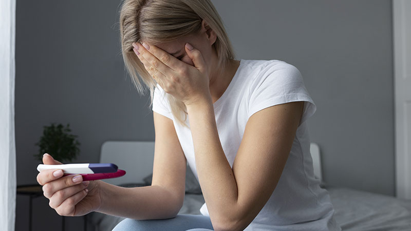 Mujer triste por un tratamiento de fertilidad fallido
