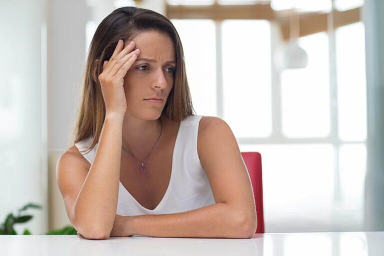 Mujer que sufre un aborto de repetición