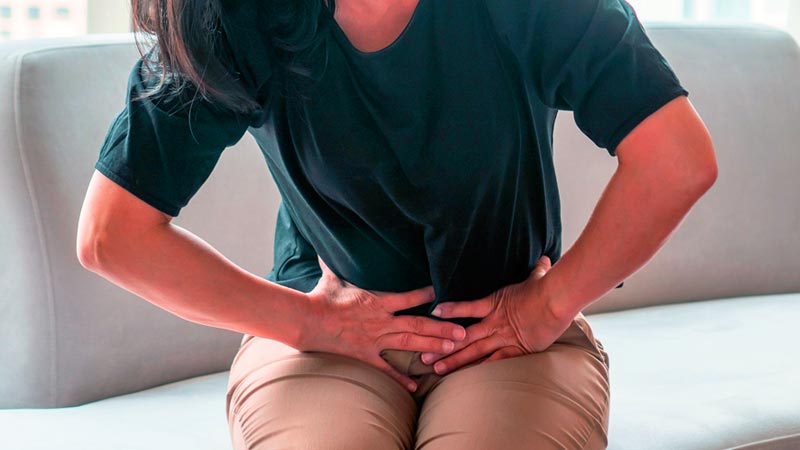 Mujer sufriendo un sangrado de implantación