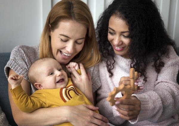Mujeres madres mediante el método ropa