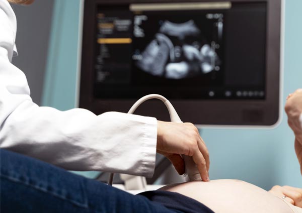 Doctora Grether realizando la técnica hyfosy