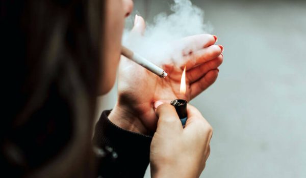 Mujer fumando con embarazo de riesgo