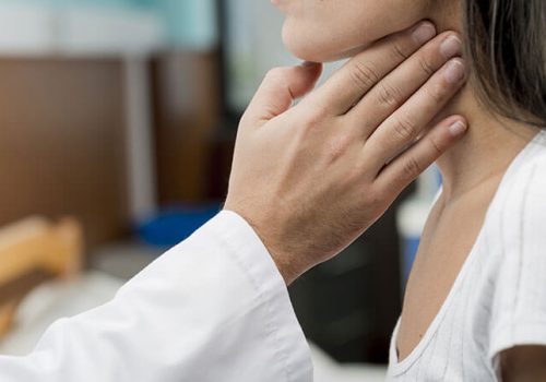 Mujer con hipotiroidismo en consulta de fertilidad