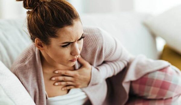 Mujer con síntomas de implantación embrionaria